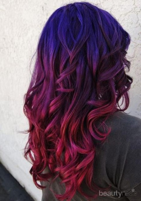 Warna rambut merah keunguan - beautynesia.id