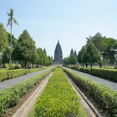 7 Ide Outfit Jalan-Jalan di Jogja