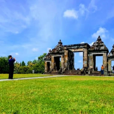 7 Ide Outfit Jalan-Jalan di Jogja